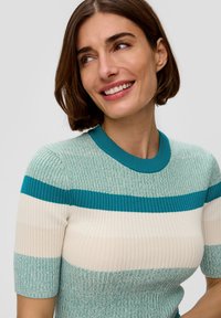 Strickoberteil mit kurzen Ärmeln, das horizontale Streifen in Türkis, Creme und hellem Aqua aufweist. Strukturierte Ripptextur mit rundem Ausschnitt.