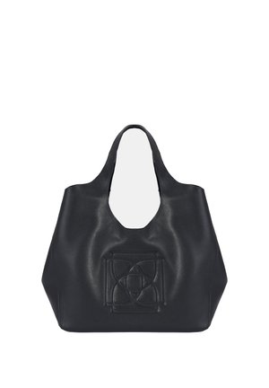 Zwarte leren tote tas met afgeronde grepen en een gestructureerd geometrisch vierkant design dat is geperst op het midden van de voorkant.
