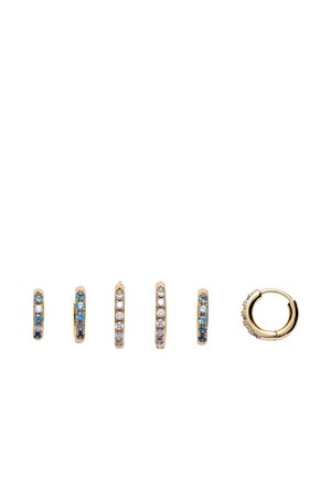 Cinq paires de petites boucles d'oreilles en or en forme de créoles, chacune ornée de pierres précieuses bleues et blanches alternées, disposées côte à côte sur un fond blanc.