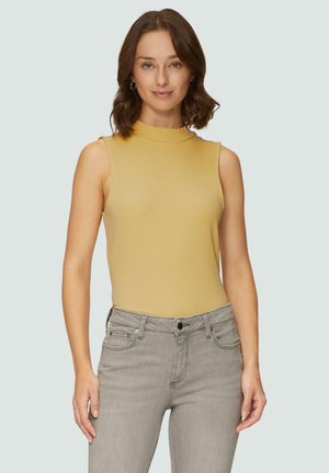 Geel geribbeld mouwloos bodysuit met een hoge hals, gecombineerd met lichtgrijze jeans met een knoopsluiting en subtiele stikdetails.