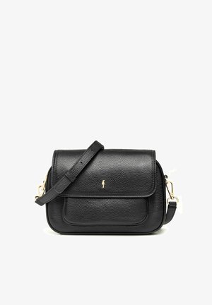 Czarna, teksturowana skórzana torba na ramię z klapką, regulowanym paskiem, przednią kieszenią oraz małym złotym logo na klapce.