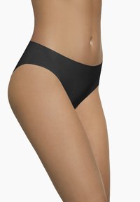 Czarne majtki bikini wykonane z gładkiego, elastycznego materiału. Posiadają średnio wysoki stan i elegancki, minimalistyczny design bez zdobień.