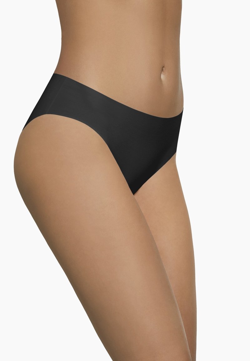 Czarne majtki bikini wykonane z gładkiego, elastycznego materiału. Posiadają średnio wysoki stan i elegancki, minimalistyczny design bez zdobień.