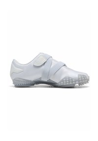 Chaussure de sport blanche avec semelle texturée, brides croisées et fermeture velcro, conçue pour un ajustement sécurisé et une bonne traction.