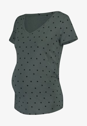 Camiseta de maternidad verde con escote en V, patrón de estrellas negras, mangas cortas y tela de algodón suave diseñada para la comodidad durante el embarazo.