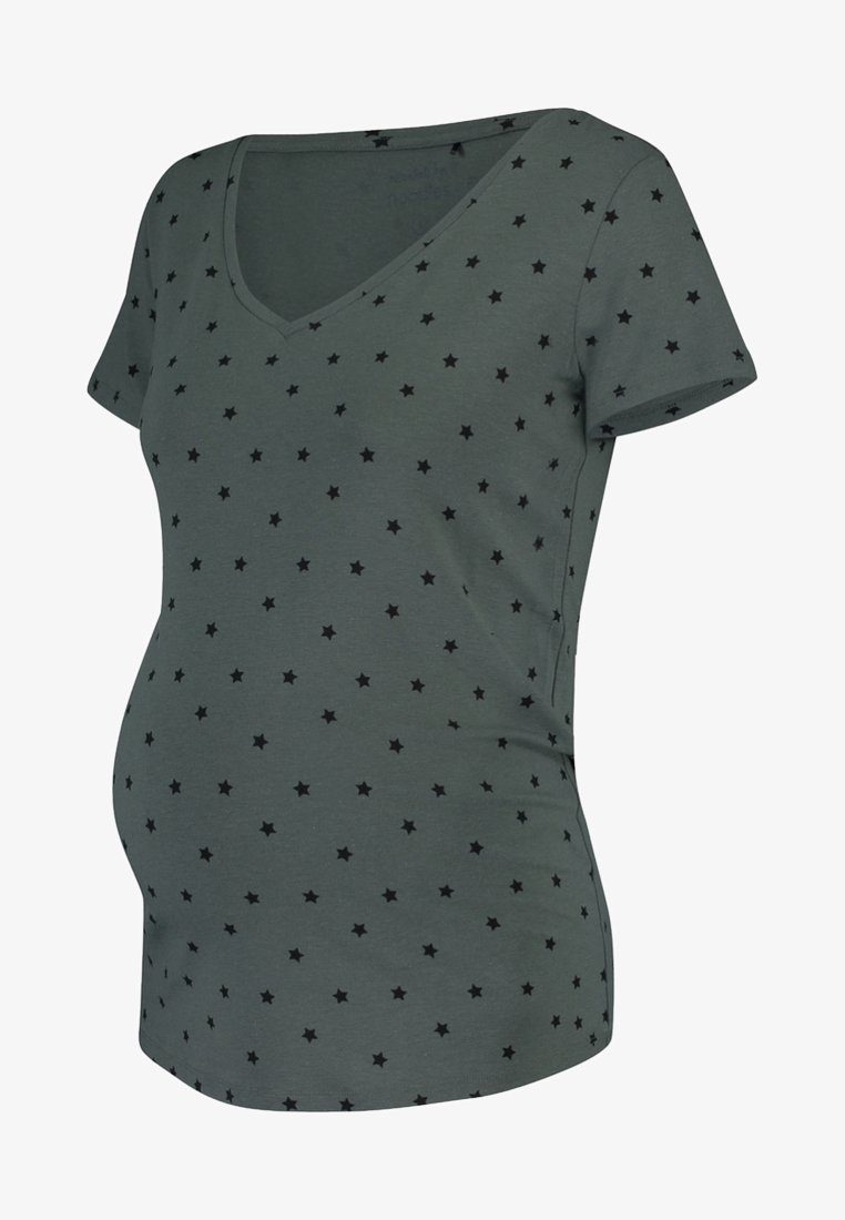 Camiseta de maternidad verde con escote en V, patrón de estrellas negras, mangas cortas y tela de algodón suave diseñada para la comodidad durante el embarazo.