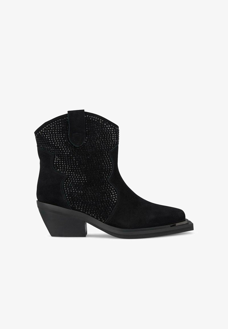 Botas de vaquero negras con una combinación de ante y detalles texturizados, con puntera redondeada y un tacón bloque medio.