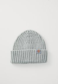 Szara dziana czapka typu beanie o prążkowanej fakturze, z podwiniętym mankietem i prostokątną metką z logo z przodu.