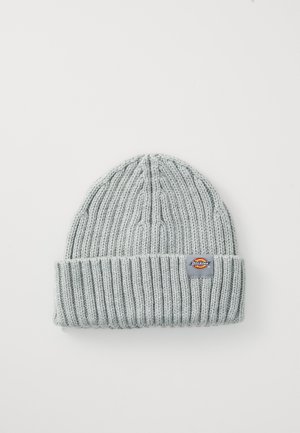 Szara dziana czapka typu beanie o prążkowanej fakturze, z podwiniętym mankietem i prostokątną metką z logo z przodu.