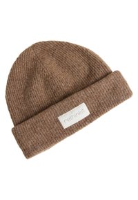 Brun strikket beanie-hat med en foldet manchet, der har et vævet mærke med teksten "rethinkit." Blød tekstur med et ribbet mønster over det hele.
