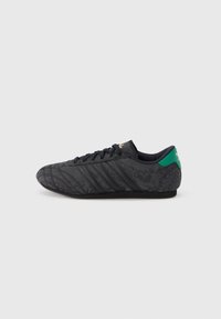 Unselected, core black/bold green