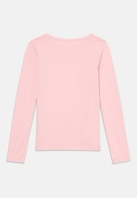 Langermet skjorte i lys rosa bomull, med rund hals og rett snitt. Glatt tekstur uten mønstre eller detaljer.