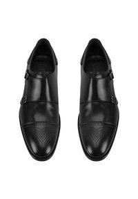 Schwarze Leder-Oxfords mit einer glatten Oberfläche, doppelten Schnallen, dekorativen Perforationen an der Spitze und einem abgerundeten Kappen-Design.