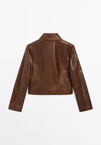 Bruine leren cropped jas met een notched kraag, lange mouwen en een gladde textuur. Heeft naaddetails aan de achterkant.