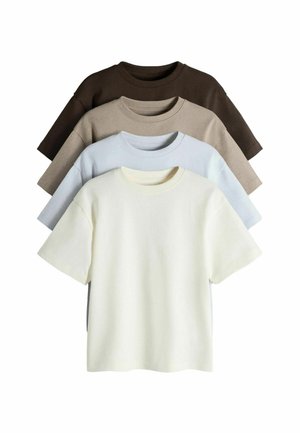 Vier einfarbige Rundhalsausschnittt-Shirts in Creme, Hellblau, Beige und Dunkelbraun, vertikal auf einem weißen Hintergrund gestapelt.