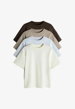 Vier einfarbige Rundhalsausschnittt-Shirts in Creme, Hellblau, Beige und Dunkelbraun, vertikal auf einem weißen Hintergrund gestapelt.