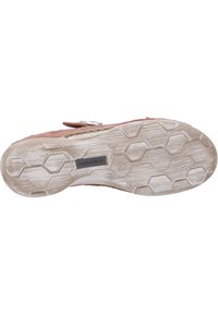 Różowy zamszowy but z teksturowaną gumową podeszwą z heksagonalnym wzorem. Zawiera okrąły metalowy akcent do zapinania.