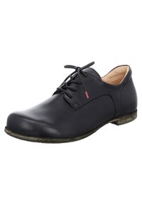 Schwarzer Leder-Schnürschuh mit runder Zehenform, strukturiertem Absatz und einem kleinen roten Akzent an der Seite. Verfügt über eine glatte Oberfläche und einen niedrigen Absatz.