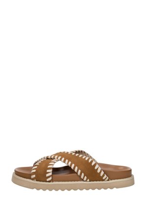 Sandale à talon brune avec des brides croisées épaisses blanches cousues et une semelle beige à rainures.