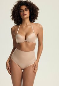 Beżowy stanik push-up z regulowanymi ramiączkami; gładki materiał i bezszwowy fason. Pasujące, beżowe majtki w wysokim stanie, również o gładkiej strukturze.