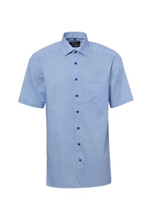 Herren kurzärmeliges hellblaues Hemd mit kleinem geometrischem Muster und Brusttasche vor weißem Hintergrund.