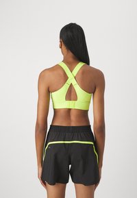 Puma PWRBREATHE RUN - Sujetadores deportivos con sujeción media - lime pow