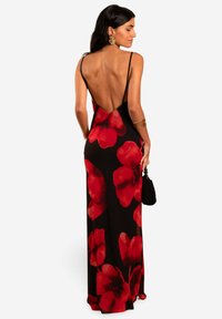Rotes Maxikleid mit floralem Druck auf schwarzem Hintergrund, dünnen Trägern und tiefem Rückenausschnitt. Glattes Gewebe mit fließendem Design.