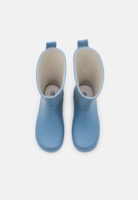 Bottes en caoutchouc bleues avec un extérieur lisse, une doublure beige douce, une ouverture rectangulaire et des poignées en tissu pour un enfilage facile.