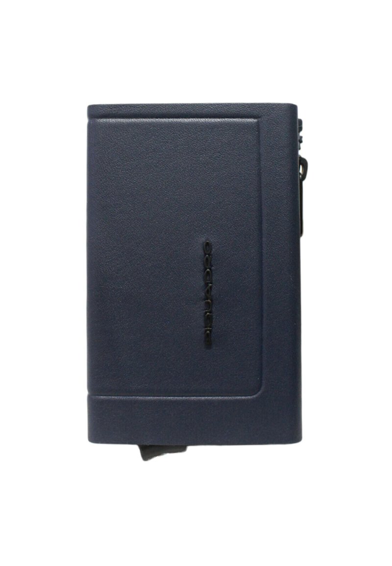 Cartera plegable de dos cuerpos en azul marino, hecha de material sintético texturizado, con logo en relieve, ranuras para tarjetas y forma rectangular compacta.