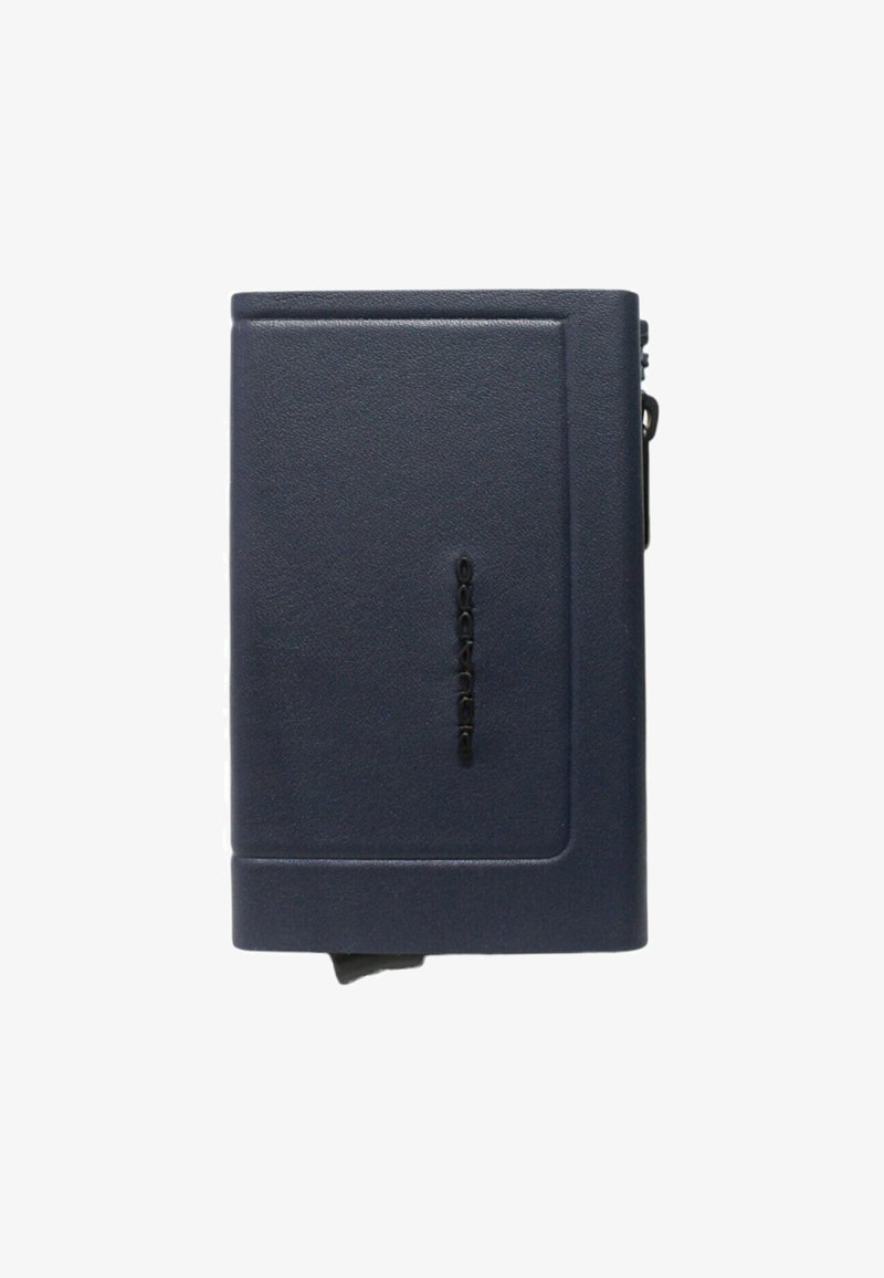 Cartera plegable de dos cuerpos en azul marino, hecha de material sintético texturizado, con logo en relieve, ranuras para tarjetas y forma rectangular compacta.