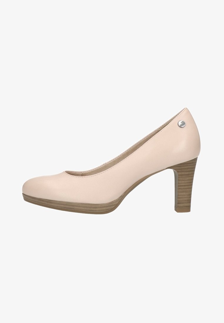 Talons en cuir beige avec un bout arrondi, un talon en bois texturé de hauteur moyenne et un petit logo argenté sur le côté extérieur.