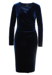 Tmavě modré sametové dlouhé šaty s dlouhým rukávem, s nabíranými detaily v pase a výstřihem do V, ke kolenům s upnutou siluetou.