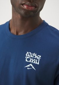 Nike Performance TEE ENERGY TRAIL - Sports T-shirts - brave blue