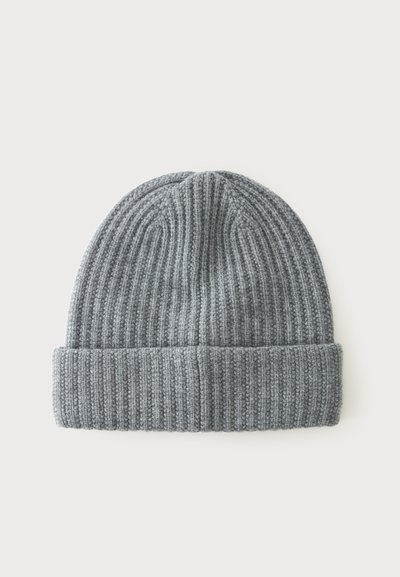 Bonnet gris tricoté en côtes avec bord plié, présenté à plat sur fond blanc.