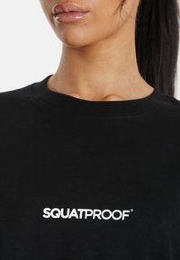 SQUATPROOF SP DOUBLE OVERSIZE PUMP COVER - T-shirt print - black