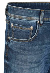 Donkerblauwe denim jeans met zichtbare stiksels en een voorzak. Voorzien van metalen klinknagels en een rechte tailleband.