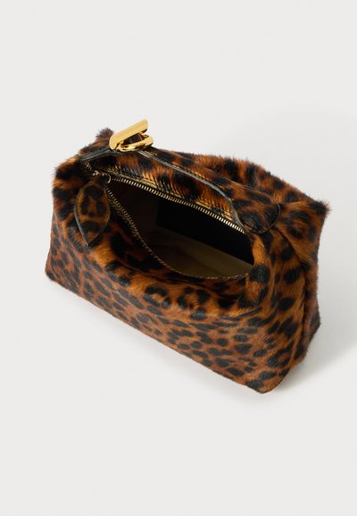 Kučna torbica s leopard uzorkom, mekanog, krznastog izgleda, zlatnim hardverom i zatvaranjem na patentni zatvarač. Pravokutnog oblika s zaobljenim rubovima.