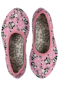 Rosa Stoff-Slipper mit einem Panda- und Bambusdruck, mit einem weichen Innenfutter und elastischen Rändern für eine gute Passform.