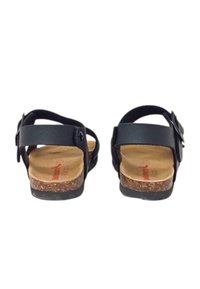 Sandali neri con cinturini regolabili, plantare in sughero e suola in gomma. La vista posteriore mostra un design minimalista e un dettaglio del marchio inciso.