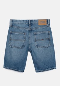 Dżinsowe szorty w jasnoniebieskim kolorze, o prostym kroju, z dwiema tylnymi kieszeniami oraz brązową skórzaną naszywką z logo na pasku.