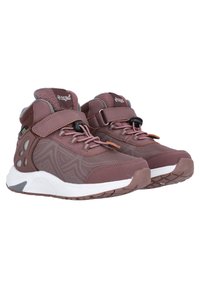 Bruine hoge sneakers met een bovenwerk van mesh en synthetisch materiaal, verstelbare band, textiel stof, witte zool met grip patroon en decoratieve accenten.
