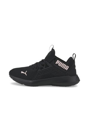 Zwarte Puma sportschoen met mesh bovenwerk, vetersluiting en roze Puma-logo's op de zijkant en teen, gezien vanaf de buitenkant.