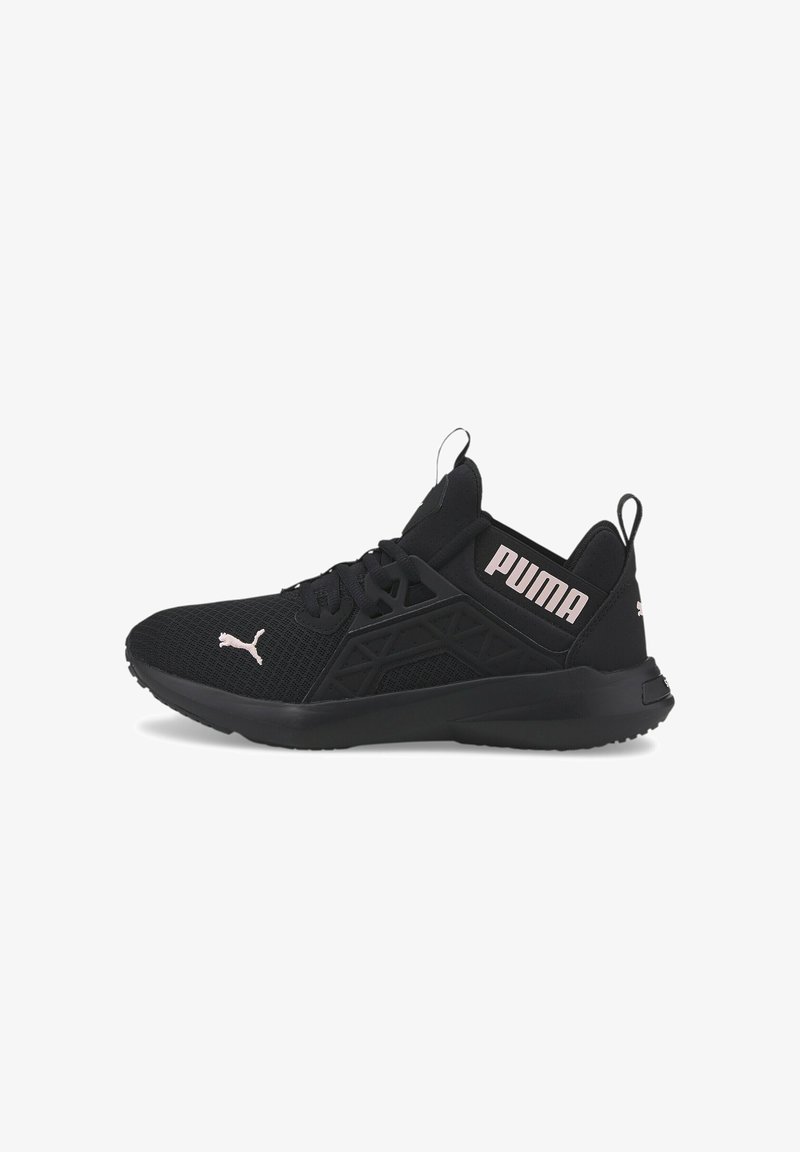 Baskets de sport Puma noires avec tige en mesh, fermeture à lacets et logos Puma roses sur le côté et le bout, vues de l'extérieur.