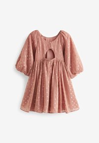 Robe rose pâle avec un décolleté arrondi, des manches bouffantes et une découpe en forme de clé au dos. Présente des motifs de points dorés métalliques.