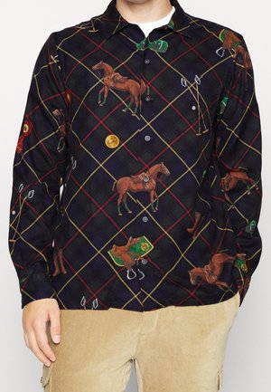 Chemise noire à manches longues avec motif en grille rouge et jaune, comprenant des chevaux marron, des selles, des maillets de polo et des accessoires d'équitation.