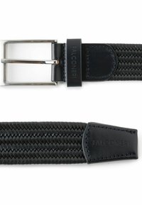 Svart läderflätat bälte med spänne i blankt silvermetall och präglad branding. Har en slät lädertipp och intrikat flätning.