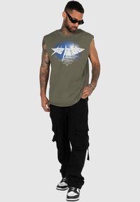 MJ Gonzales HIGHER THAN HEAVEN V.4 SLEEVELESS TEE - Felső - olive