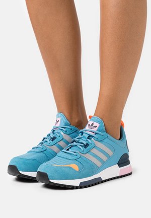 adidas Originals, Sneakersy niskie