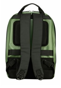 Sac à dos avec un extérieur vert brillant, des bretelles rembourrées noires et des accents en maille. Comprend des sangles réglables et des zippers en haut.