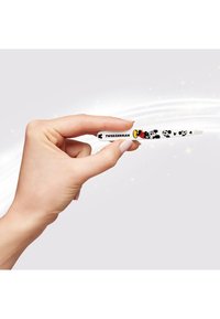 Tweezerman Pinzette mit weißem Gehäuse und schwarzen sowie roten Cartoon-Charakter-Designs. Das greifende Ende ist für Präzision verjüngt.